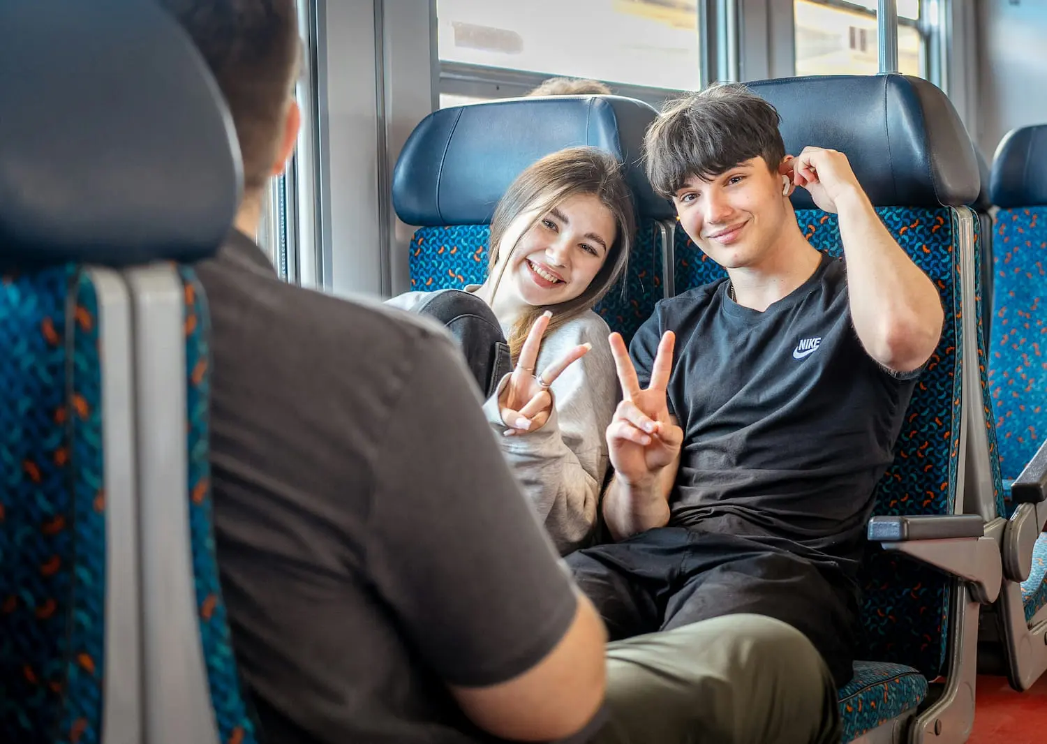 Ragazzi viaggiano in treno per partecipare a un'opportunità all'estero con l'unione europea
