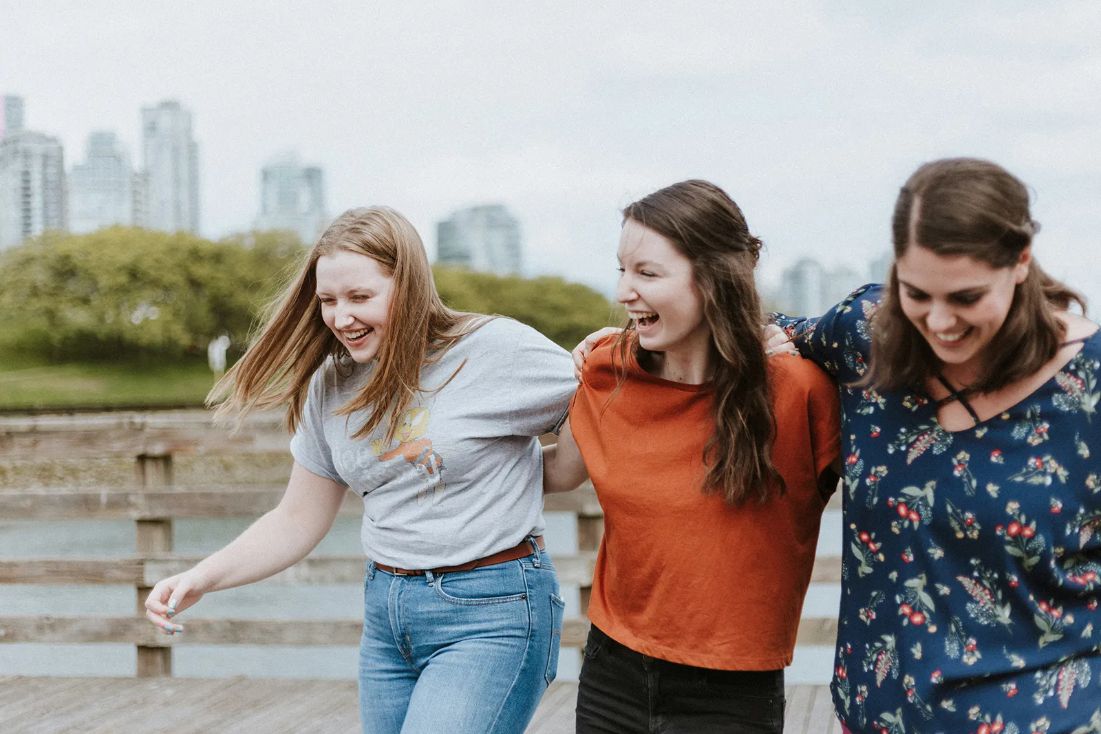 Corpo Europeo di Solidarietà: giovani volontarie sorridenti in una città europea