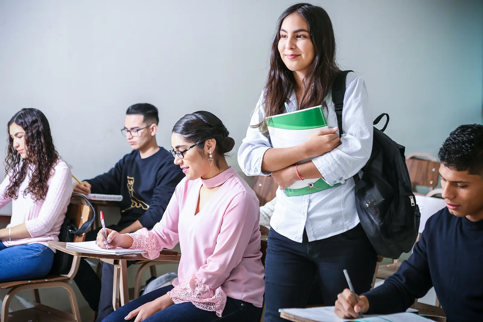 Progetto europeo o ente privato per esperienze all'estero: studentessa in classe con libri
