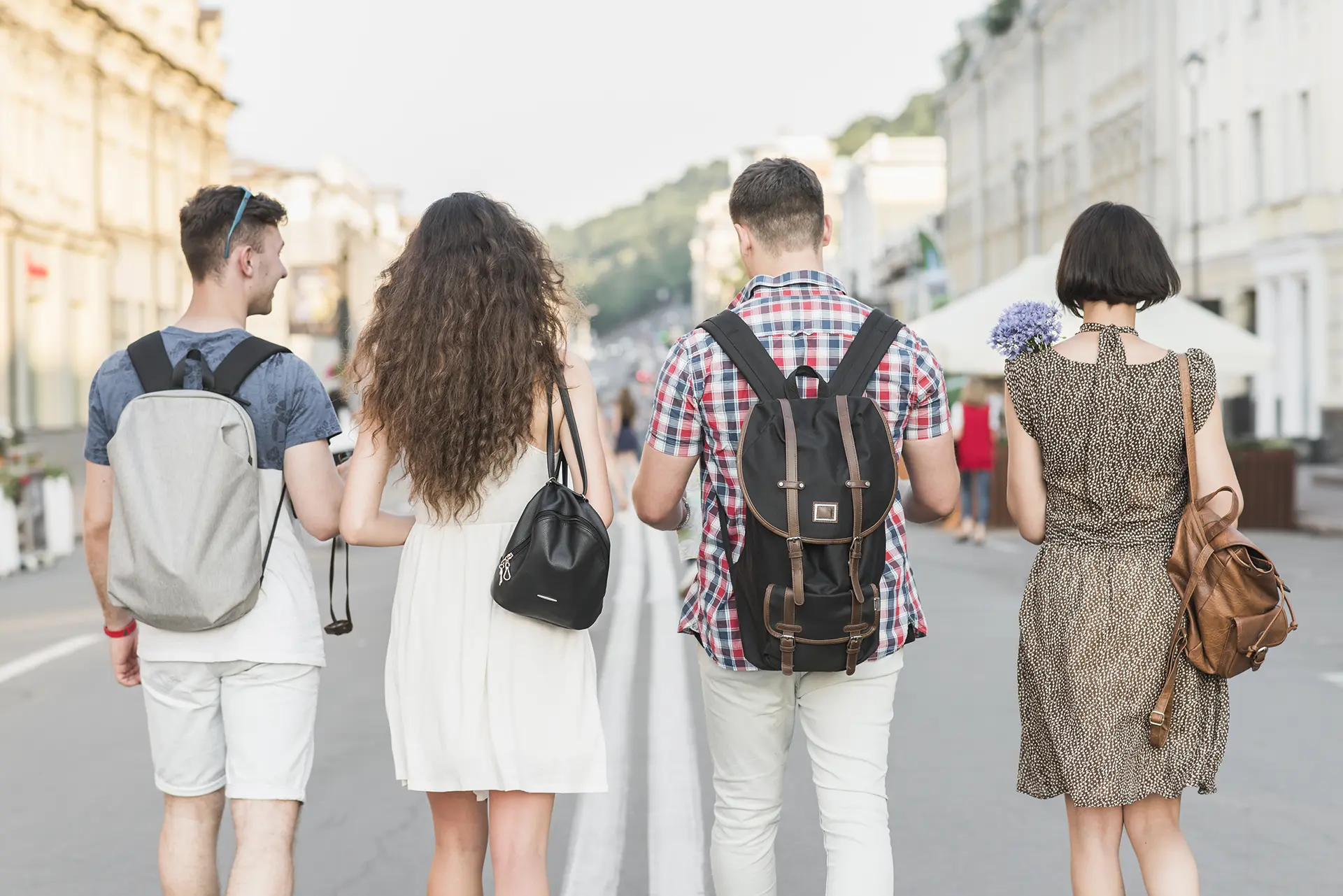 Gruppo di giovani che visitano una città europea