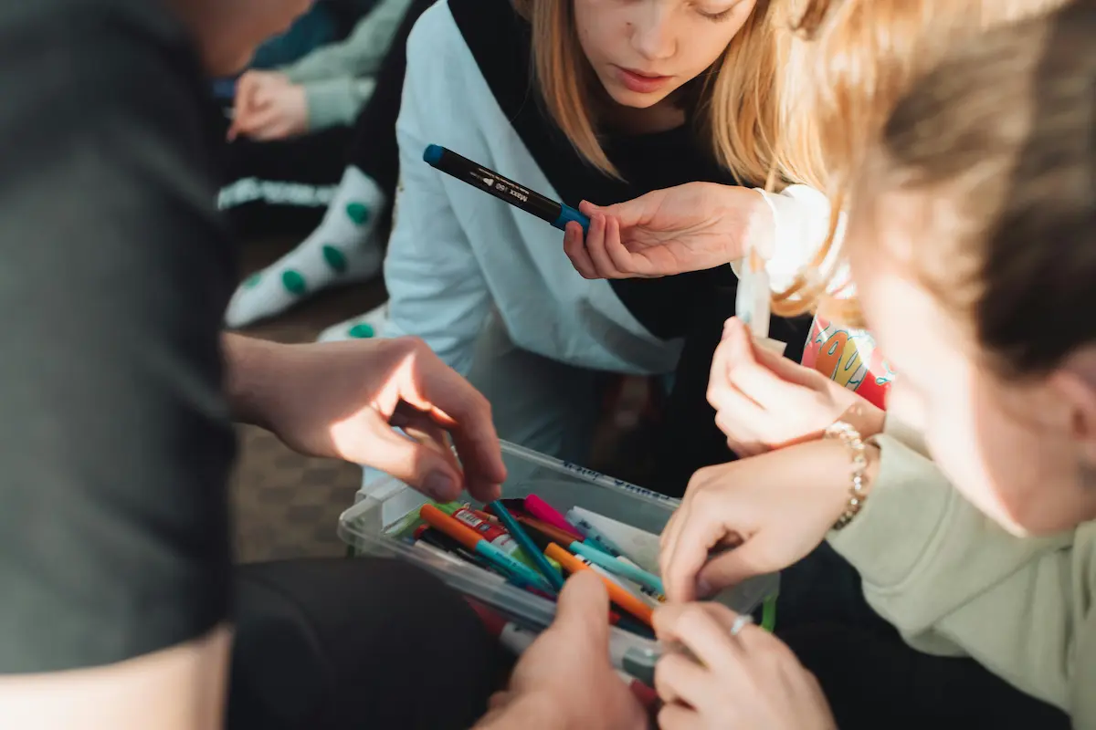 Ragazzi al lavoro su un'attività creativa organizzata da associazioni Erasmus+
