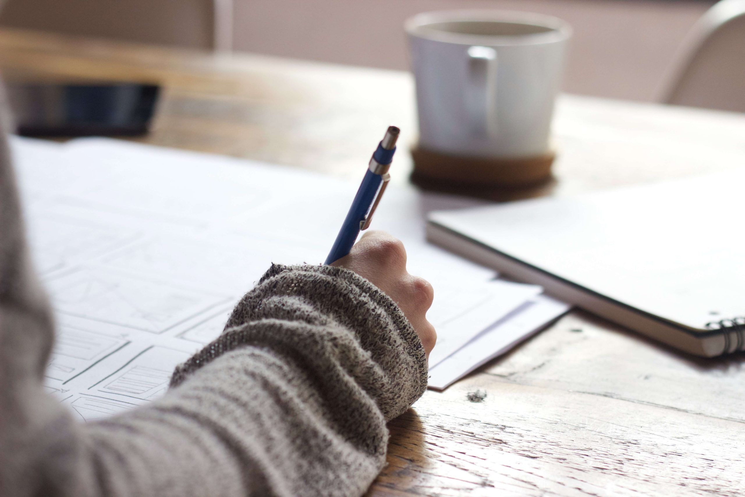 Studentessa che studia con libri, quaderni e appunti per prepararsi a un’esperienza di borsa di studio estero
